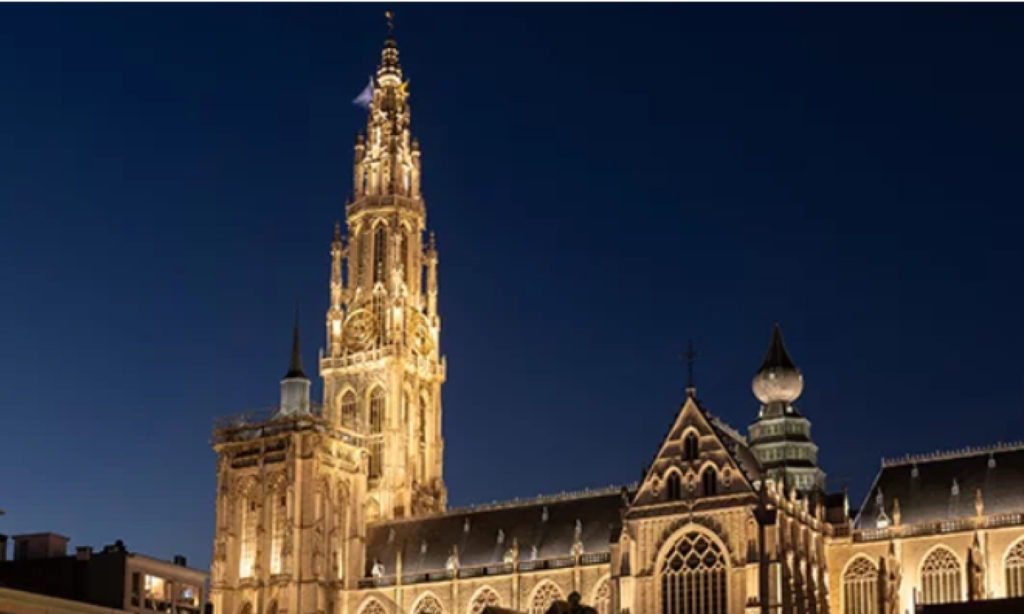 Nowe oświetlenie katedry Matki Bożej w Antwerpii